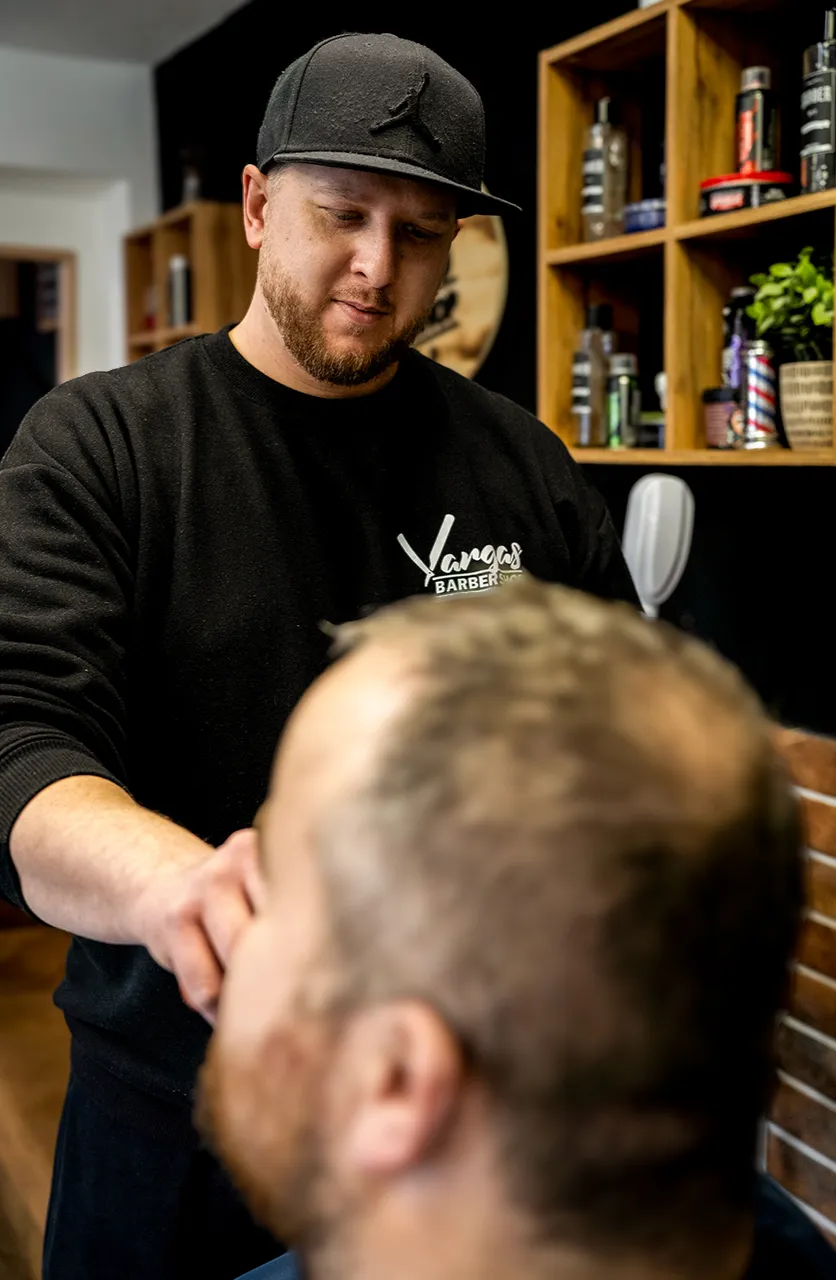 Práce barbera v ateliéru — Vargas Barbershop Liberec